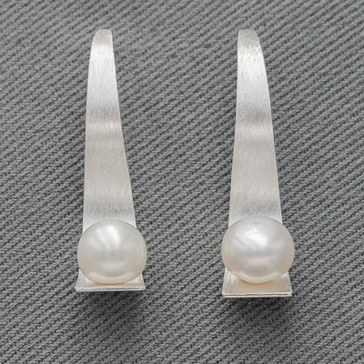Brushed silver pearl earring