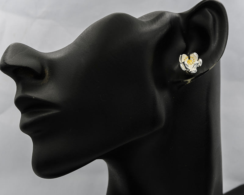 Sterling silver flower with gold plated pollen threads
