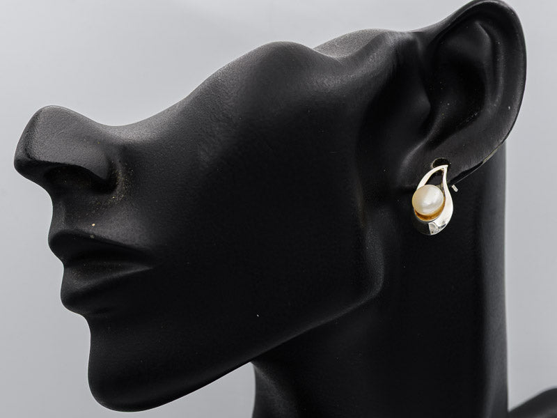 Sterling silver loop stud with a pearl
