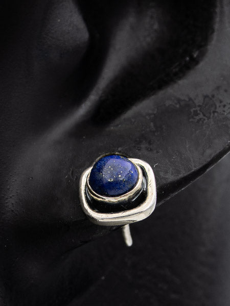 Square stud with a round Lapis Lazuli