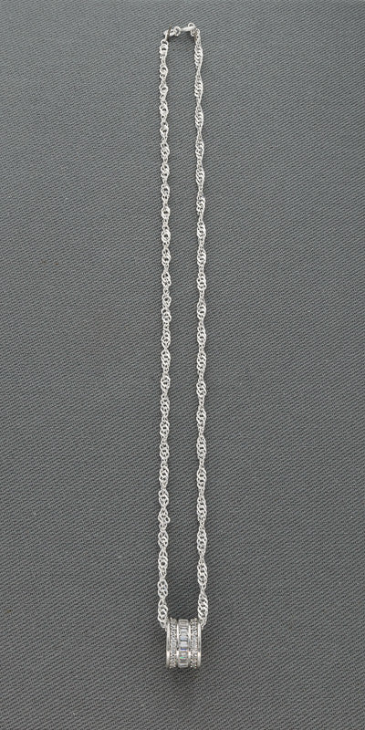 Sterling silver singapore chain with a cilinder cubic pendant