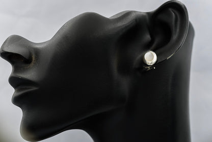 Mother of pearl stud set in silver