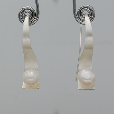 Brushed silver pearl earring