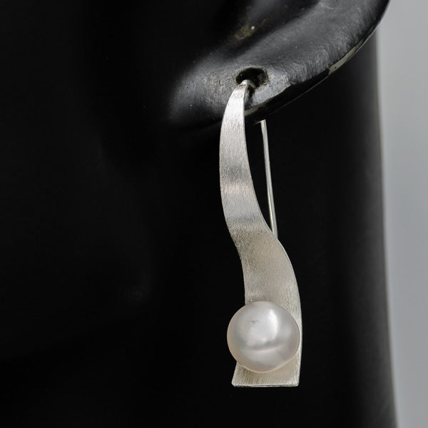 Brushed silver pearl earring