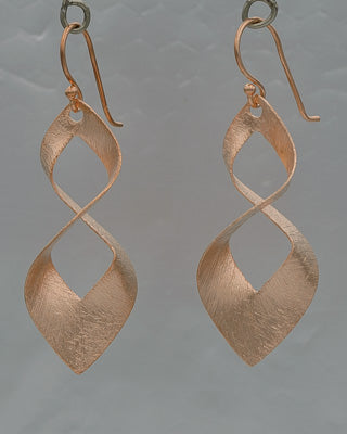 Rose gold twisted oval earring