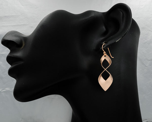 Rose gold twisted oval earring