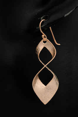 Rose gold twisted oval earring