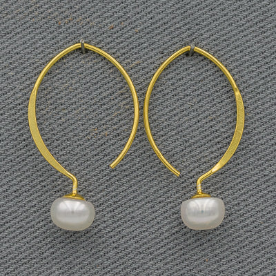 Sterling silver plated in gold V earring with a pearl Med