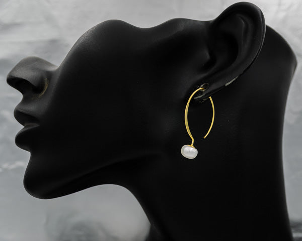 Sterling silver plated in gold V earring with a pearl Med