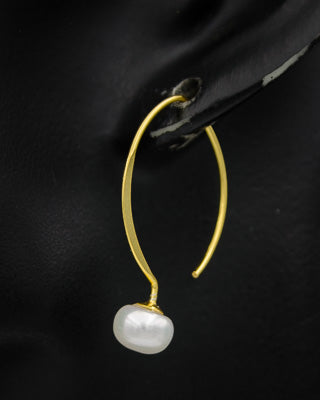 Sterling silver plated in gold V earring with a pearl Med