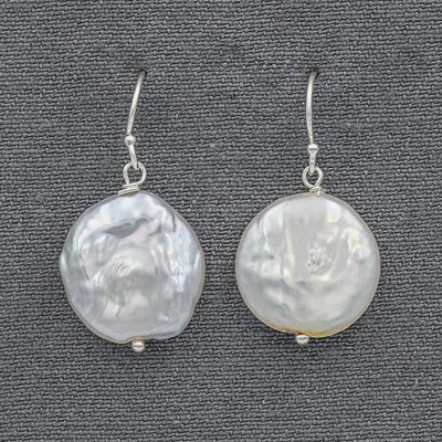 Button pearl earring