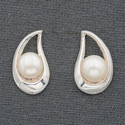 Sterling silver loop stud with a pearl