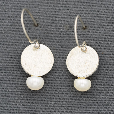 Dangling brushed silver disc with a pearl