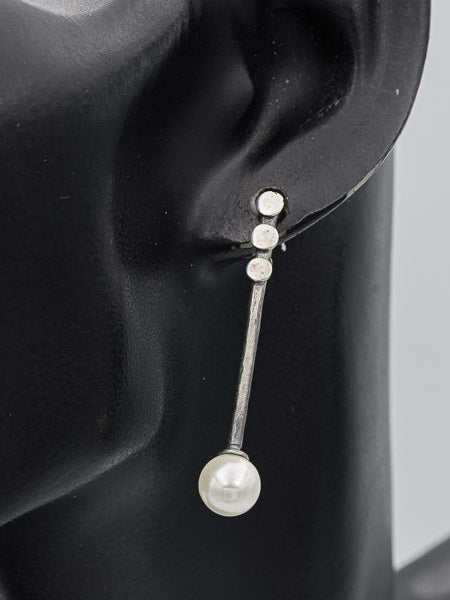Oxidized silver bar with a shell pearl