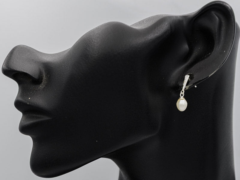 Sterling silver bar with a teardrop pearl earring