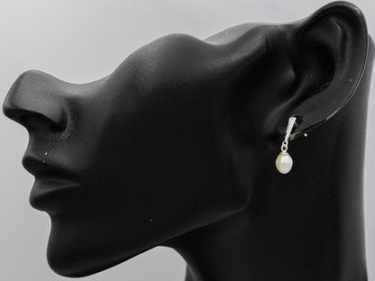 Sterling silver bar with a teardrop pearl earring