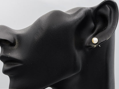Pearl stud earrings 7mm