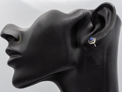 Square stud with a round Lapis Lazuli
