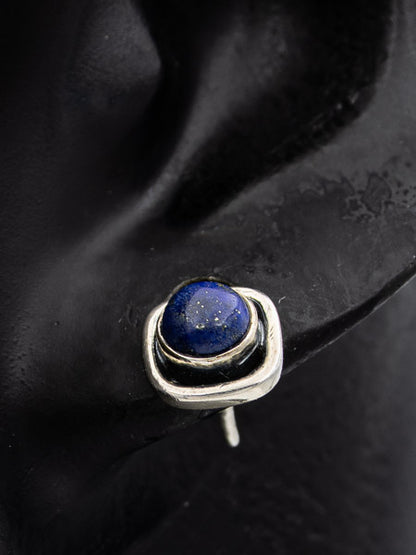 Square stud with a round Lapis Lazuli
