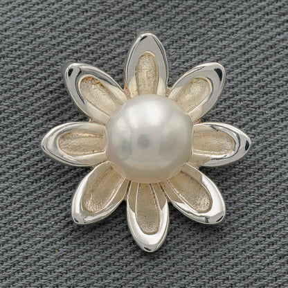 Silver daisy wit a pearl