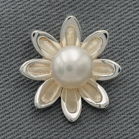 Silver daisy wit a pearl