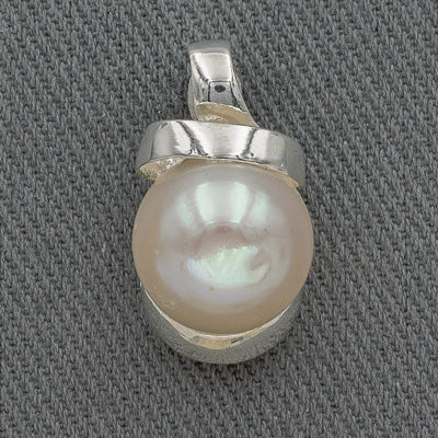 Sterling silver pearl pendant