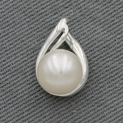 Freshwater pearl set in sterling silver