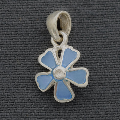 Square shaped petal daisy set in sterling silver