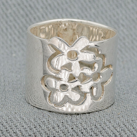 Sterling silver ring with daisies
