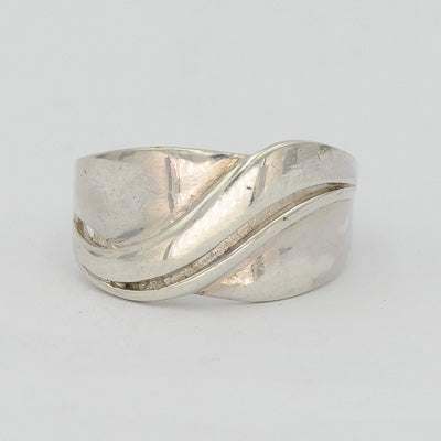 Sterling silver band wit a flowing line over it