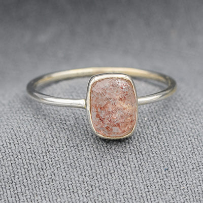 Sterling silver rose quartz stone ring.