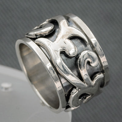 Sterling silver bold vine patterned stress ring