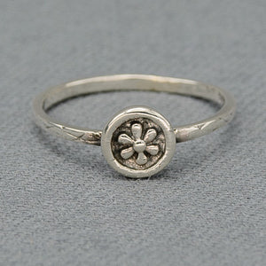 Sterling silver ring with a daisy
