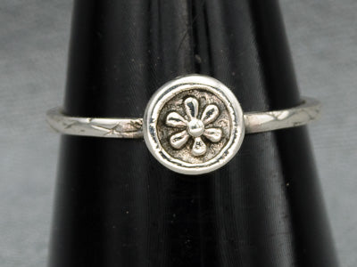 Sterling silver ring with a daisy