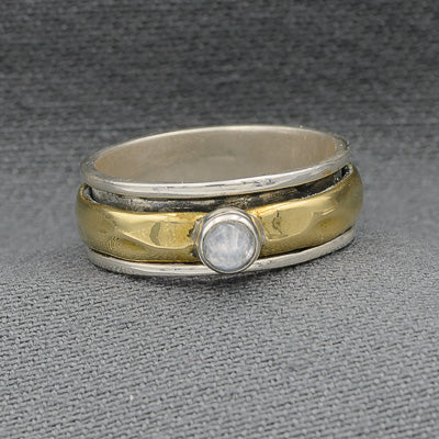 Spinning ring with moonstone