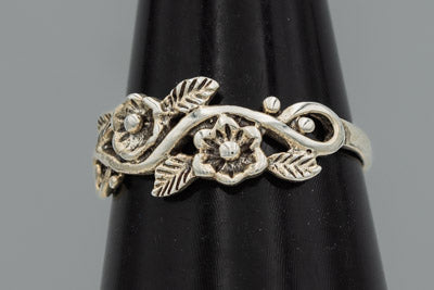 Sterling Silver Scroll Daisy Ring with Leaf Detail