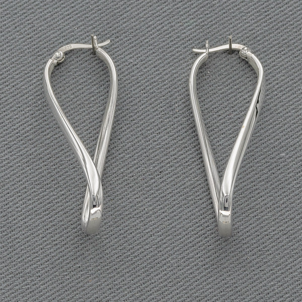 Oval earring with a twist