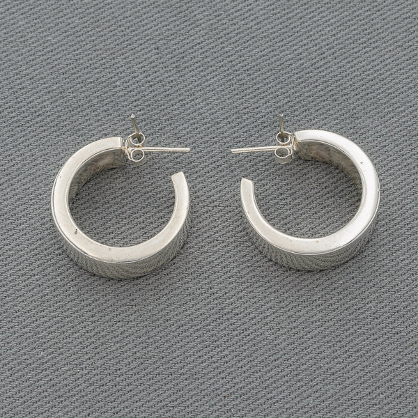 Hoop with square edges