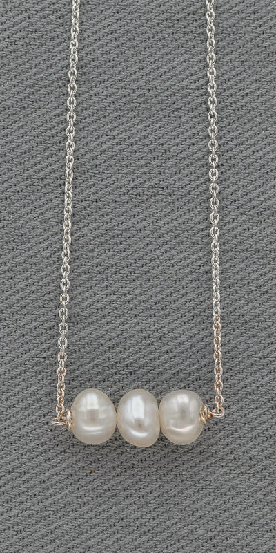 Chain with 3 pearls