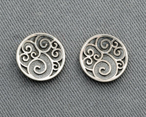 Round patterned silver earring
