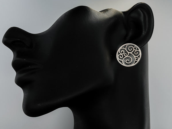 Round patterned silver earring