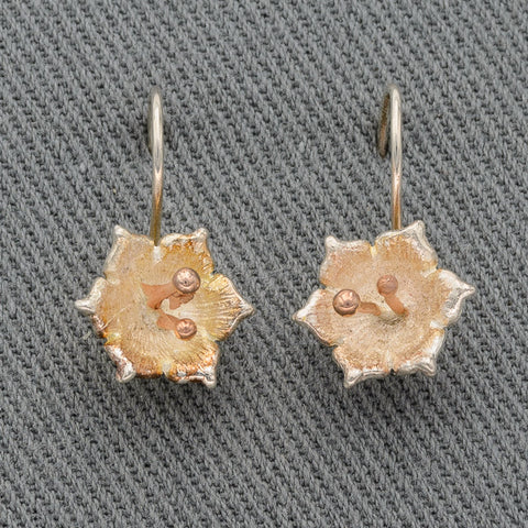 Small silver flower with rose gold pollen