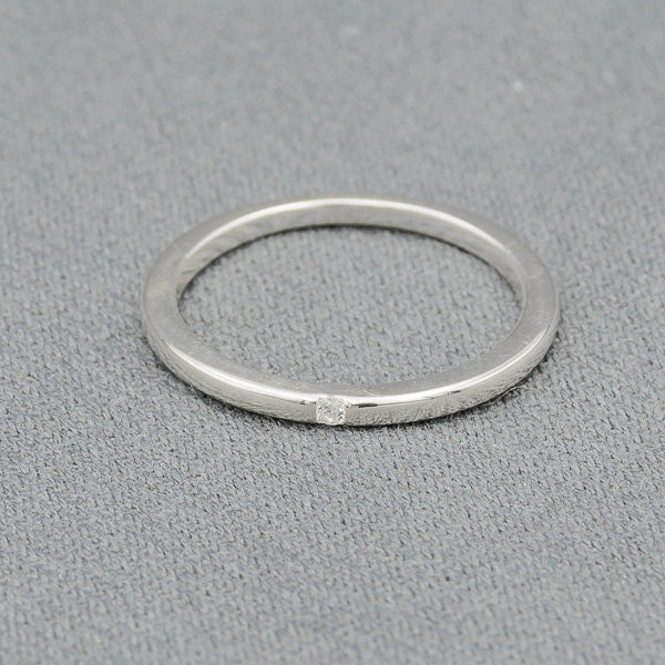 Thin band with sunken cubic