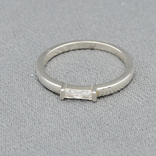 Ring with rectangular cubic