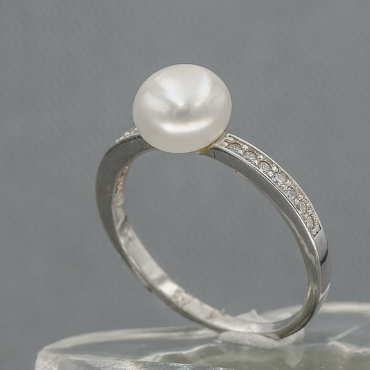 6mm Pearl on a cubic band