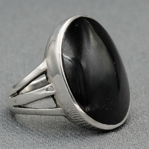 Oval onyx ring
