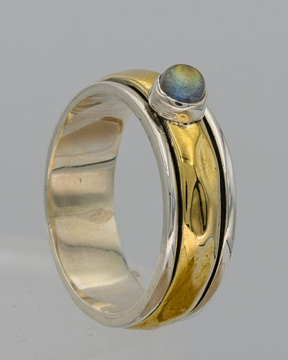 Spinning ring with labradorite